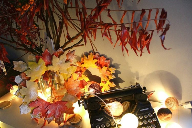 Decoração de outono para a cômoda - uma coroa de flores feita de folhas caseiras
