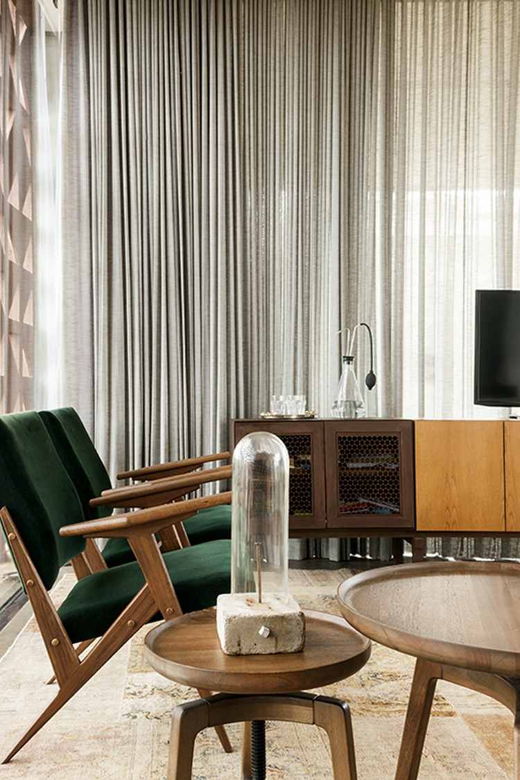 design de interiores-70-living-style-poltronas-mesas laterais-cortinas