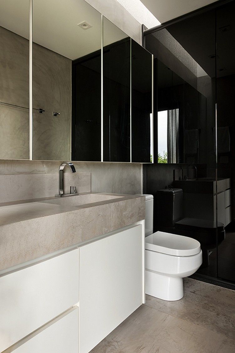 minimalista-banheiro-branco-bege-espelho-iluminação indireta