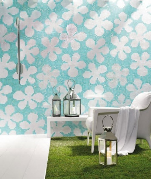 Mosaico decorativo de parede bisazza com flores brancas banheiro