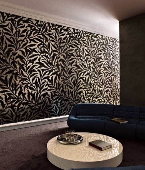 Parede de azulejos decorativos em preto e branco cobrindo a sala de estar