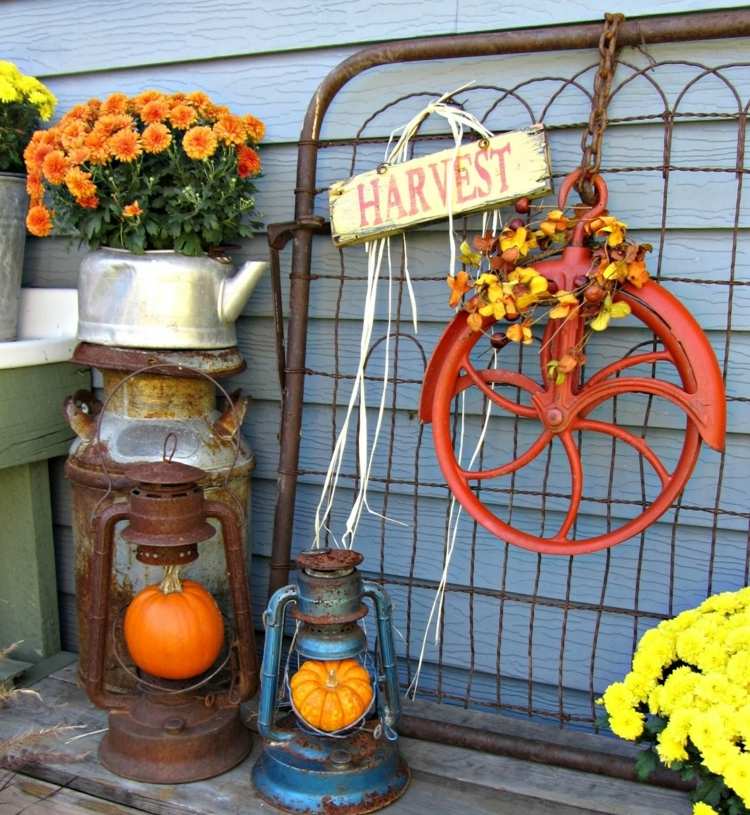 decorar no outono objetos antigos ferrugem lanterna flores vaso ideia