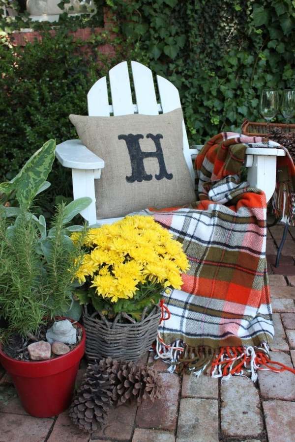 Decoração da varanda - cadeira com flores de outono - madeira - forro de tecido lacado branco