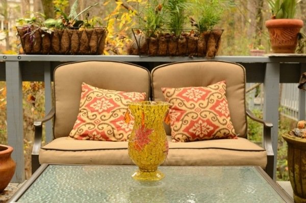 Motivos de outono-almofadas-vaso de flores de vidro-sofá na varanda