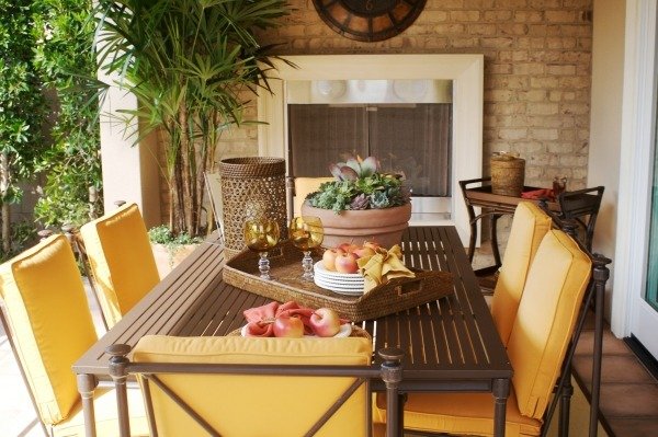 Decoração de outono mesa de jardim pátio toalha de mesa amarela arranjo de maçãs parede de tijolos