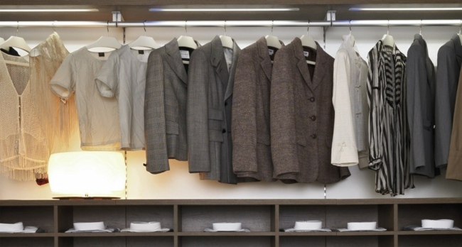 Iluminação gavetas prateleiras saias blusas