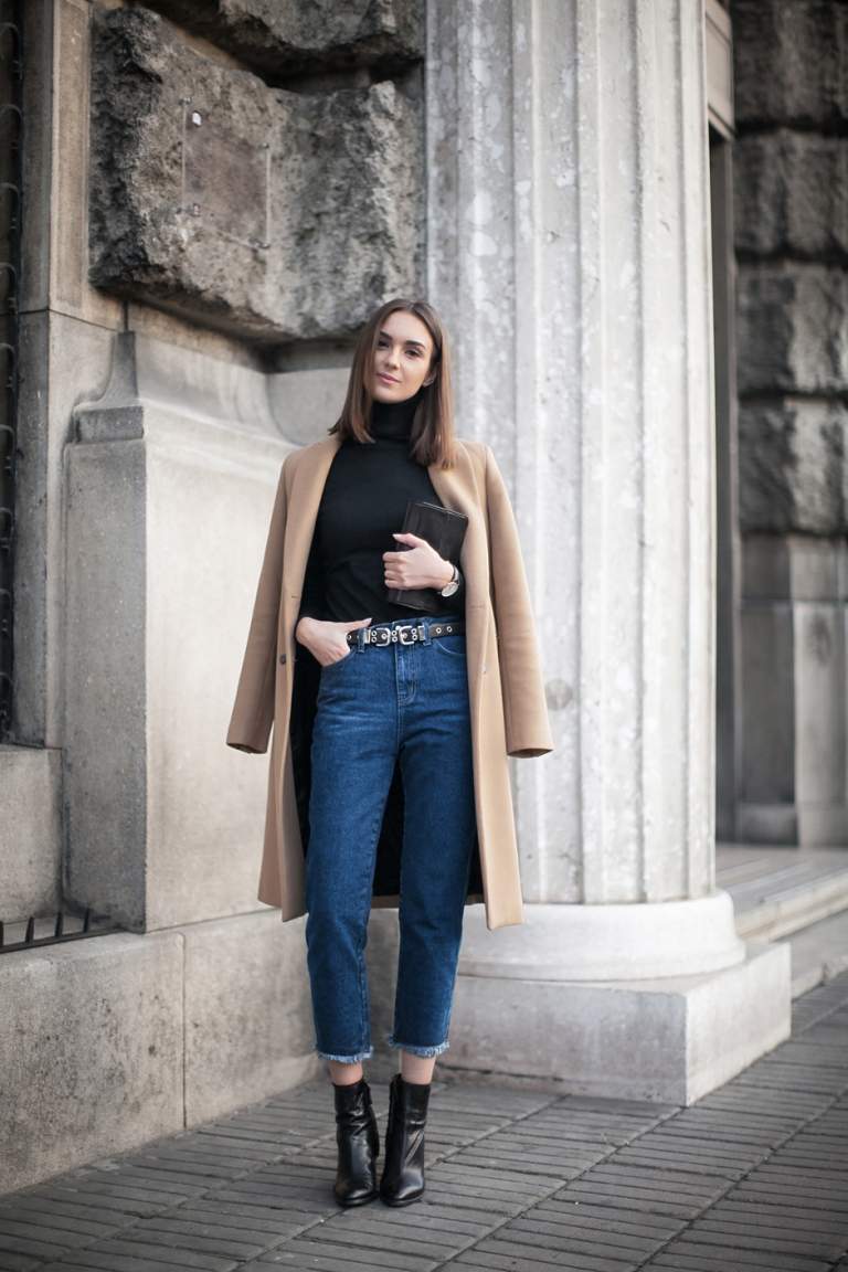 Os jeans mamãe combinam casaco de lã de inverno botins pretos com as últimas tendências da moda