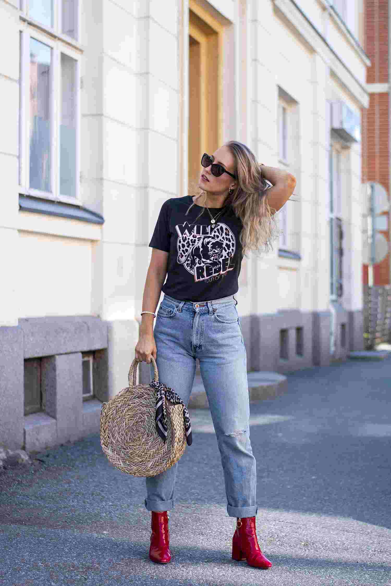 Calça jeans combinada com camiseta vermelha botins vermelhos tendências da moda no verão 2019 cabelo loiro balayage