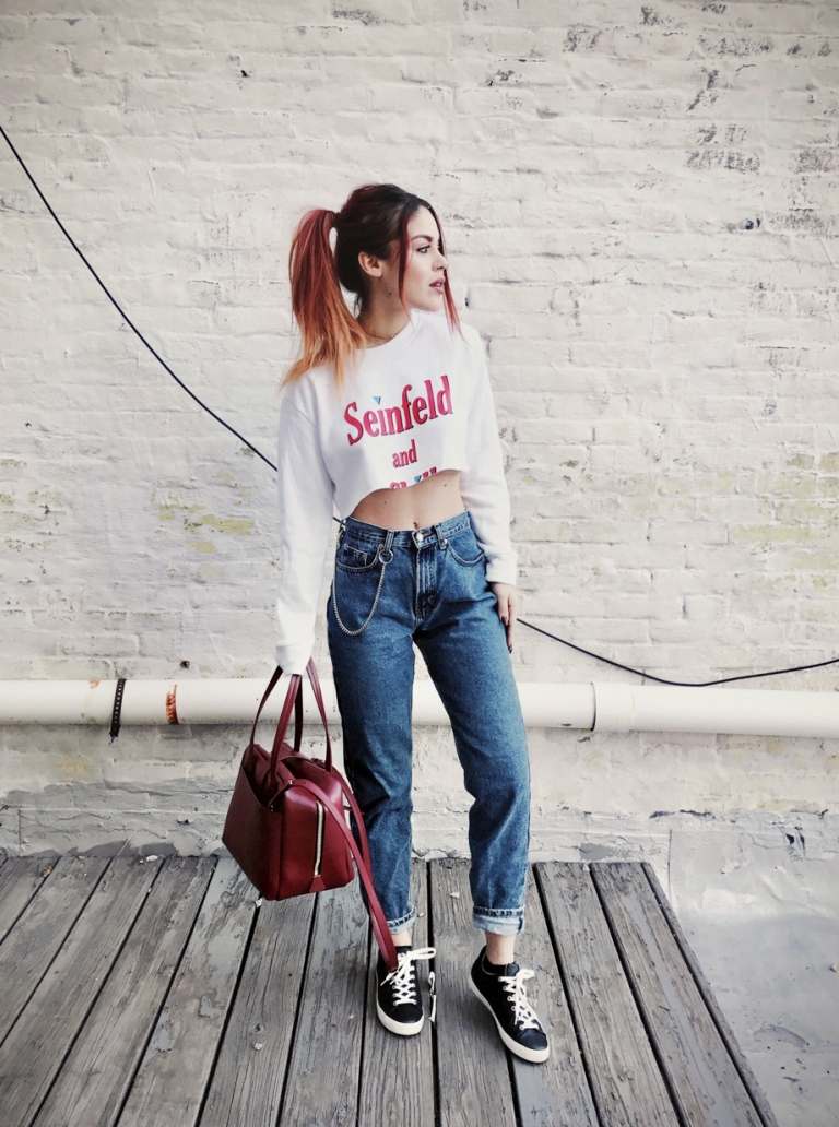 Mom Jeans Combine Sweatshirt Converse Tênis Bolsa de couro Tendências da moda 2019