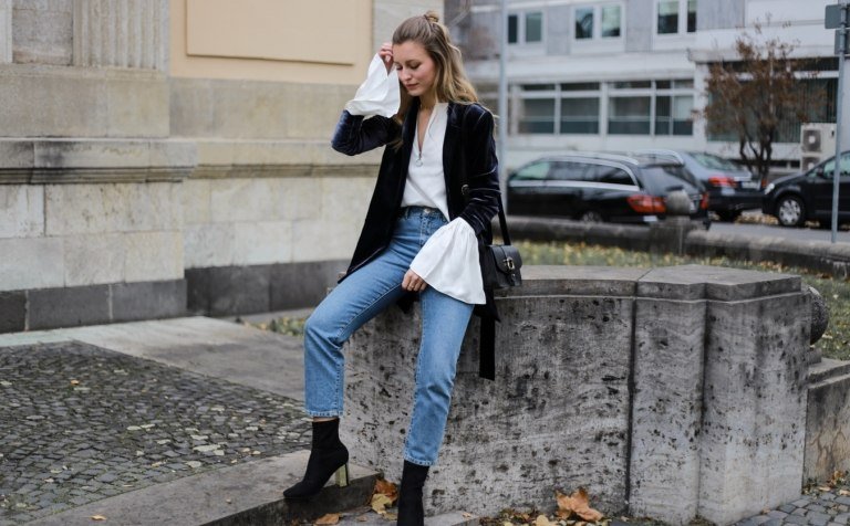 Jeans mamãe combinam blazer de veludo camisa branca botins novas tendências da moda feminina