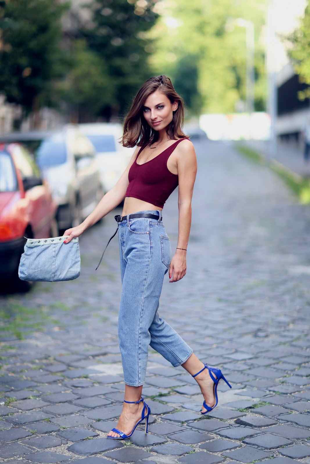 Mom jeans combinam as principais tendências da moda de verão 2019, sandálias azuis