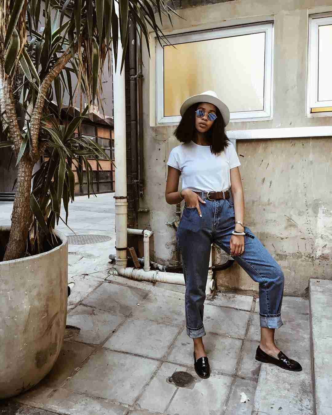 Jeans mamãe combinam cinto de t-shirt branca com ideias de roupas novas tendências da moda feminina 2019