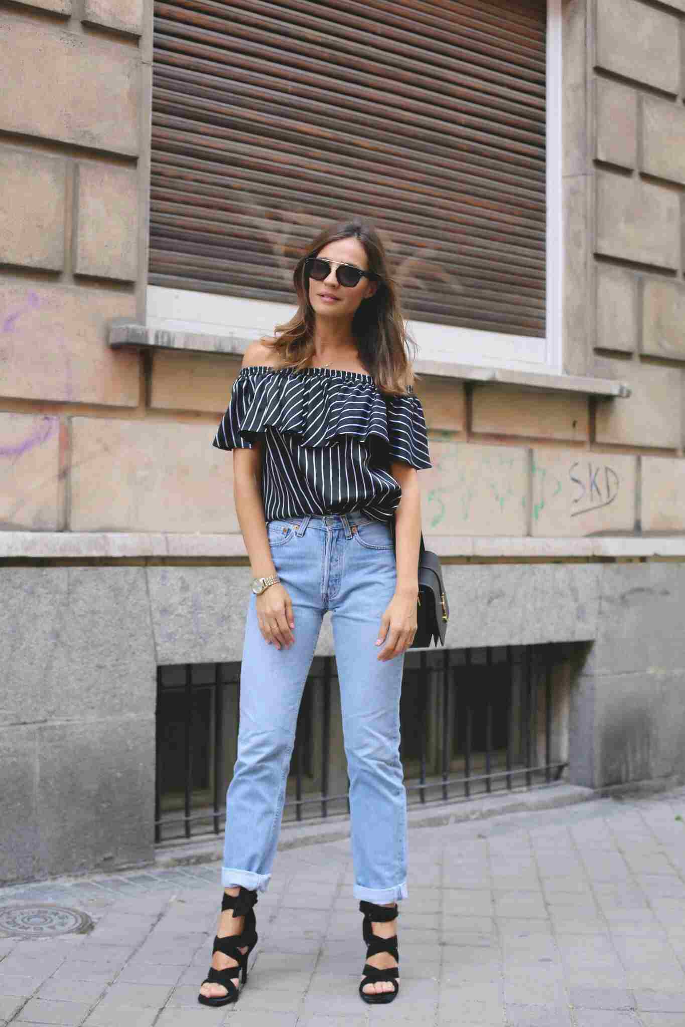 Jeans mamãe combinam no top de verão das tendências da moda feminina