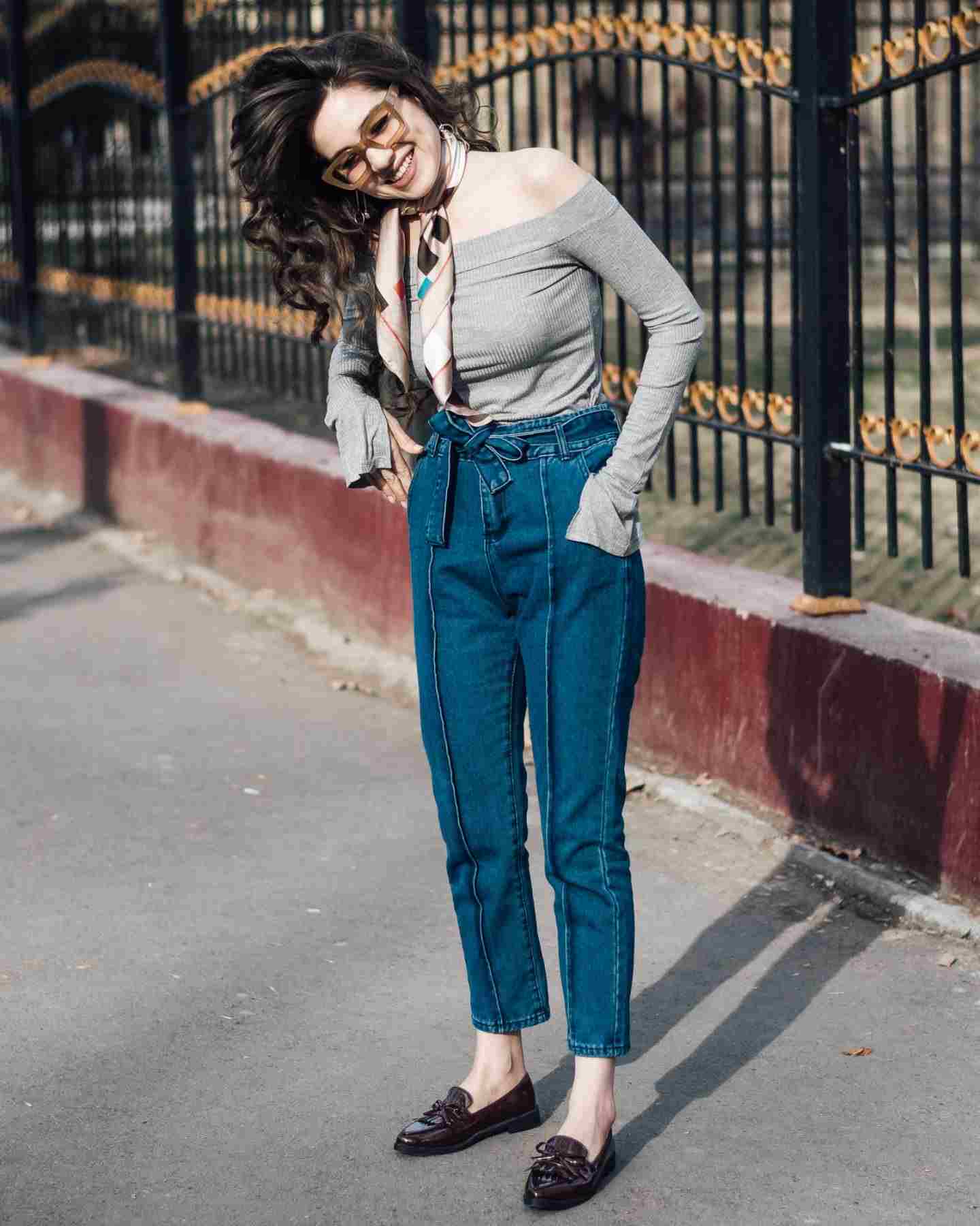 Os jeans da mamãe combinam lenço com ombro e cabelo castanho, tendências da moda feminina