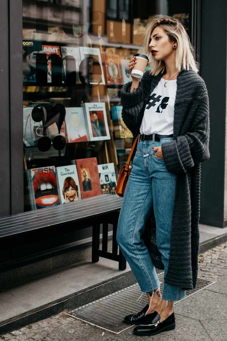 Mom jeans combinam camiseta longa cardigã mocassins cabelos loiros ombre tendências da moda mulheres 2019