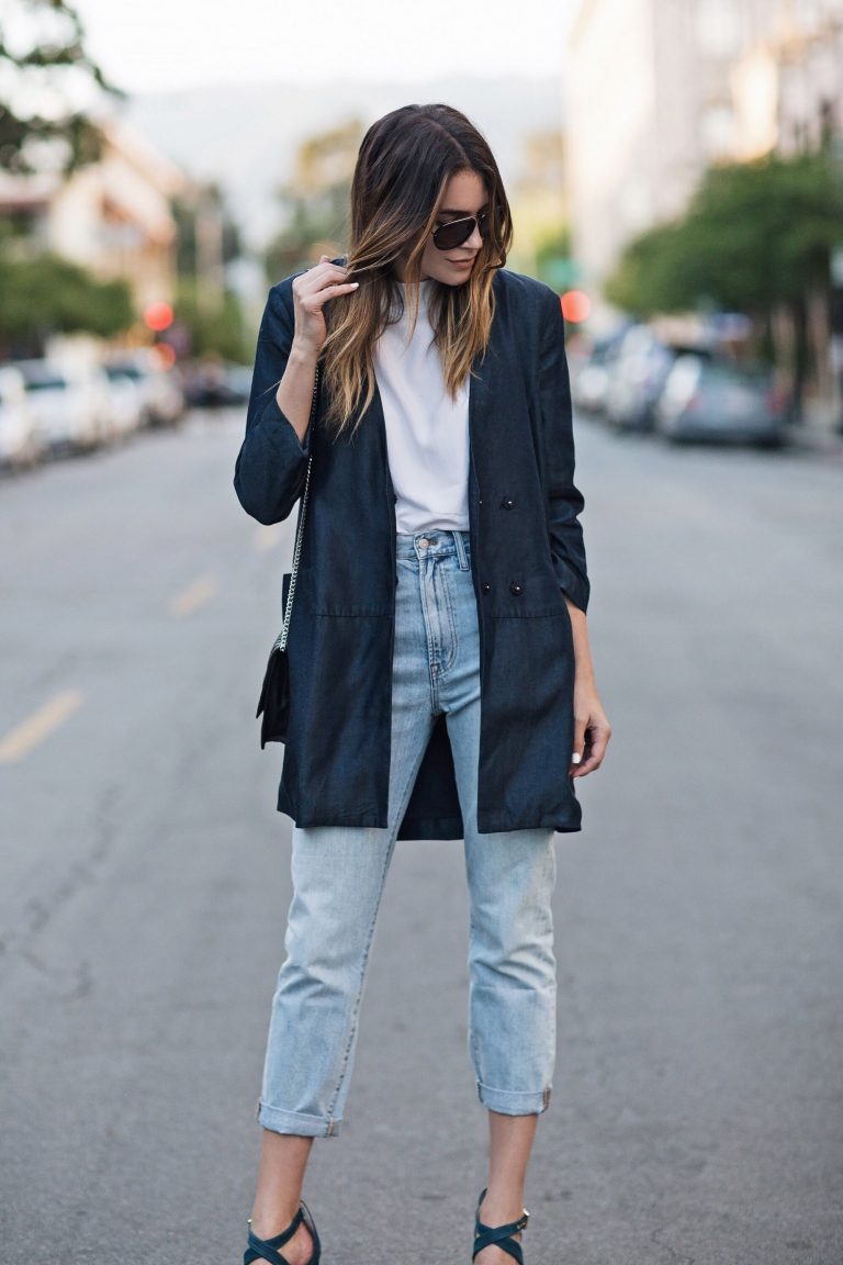 Mom Jeans Combine Trench Coat Camiseta de Salto Alto Cabelo Castanho Ombre Tendências da Moda Feminina