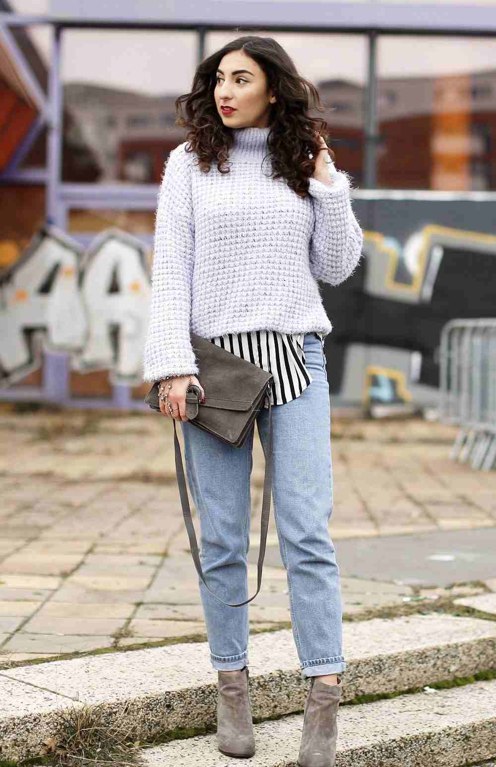 Jeans mamãe combinam suéter de malha, camisa de camurça, botas e tendências da moda 2019