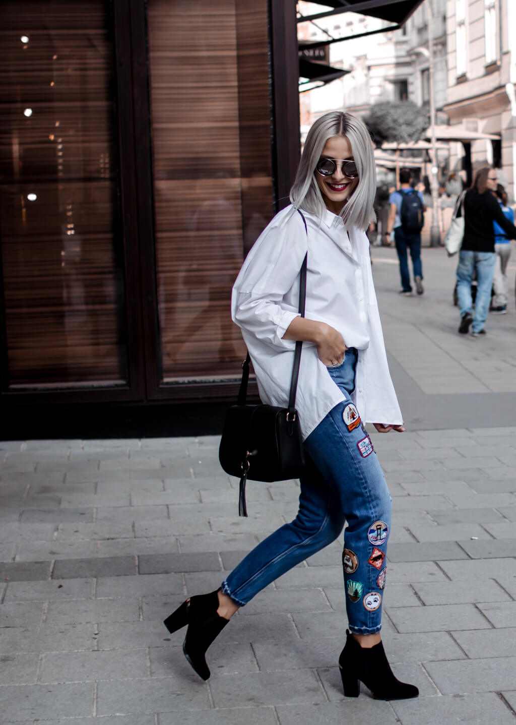 A calça jeans da mamãe combina camiseta grande, cabelo loiro claro, tendências da moda feminina 2019