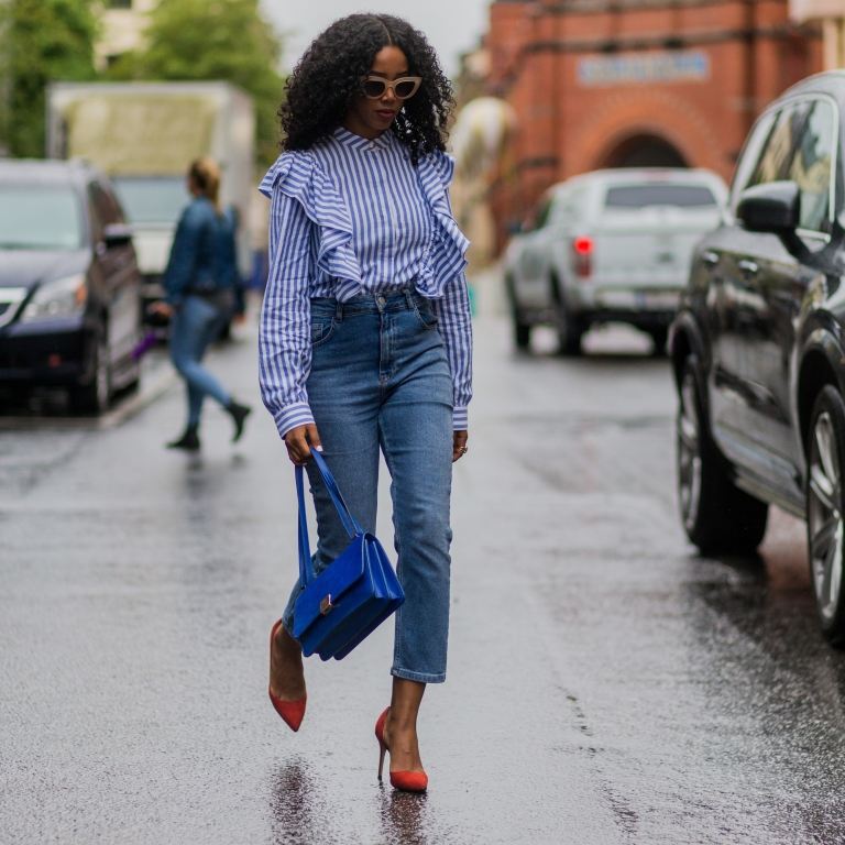 Mom jeans combinam camisa vermelha scarpins bolsa azul últimas tendências da moda feminina