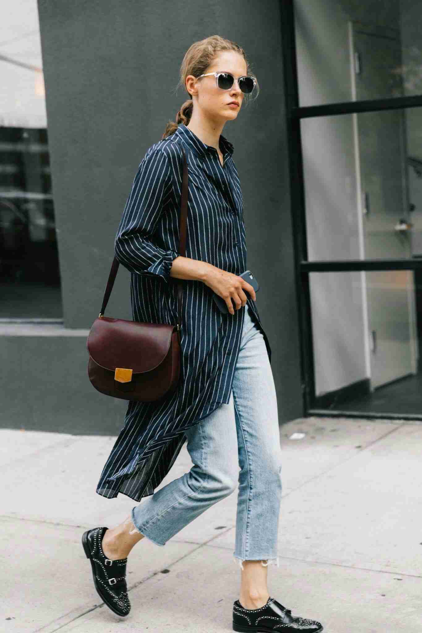 Calça jeans da mamãe combinam camisa longa superdimensionada, sapatos de couro, bolsa, as últimas tendências da moda feminina