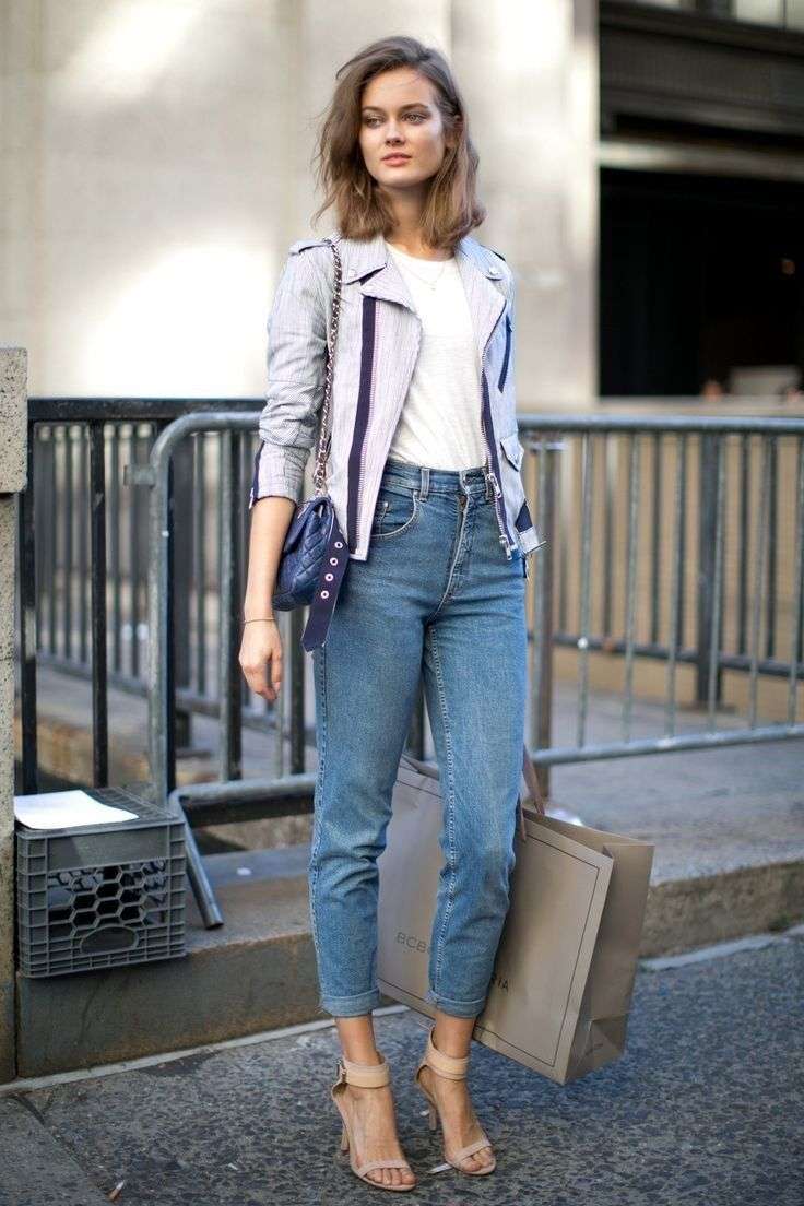 Os jeans da mamãe combinam jaqueta de couro, tendências da moda no verão de 2019, sandálias de salto alto, bolsa de couro