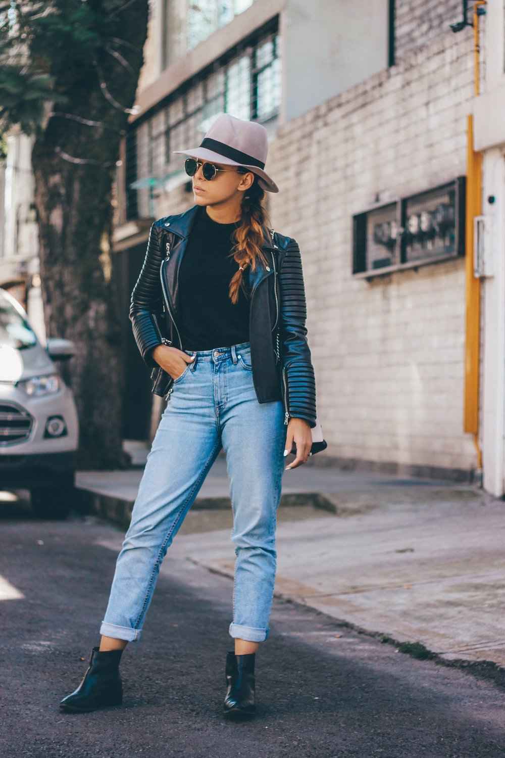 Os jeans da mamãe combinam jaqueta de couro botins femininos chapéus tendências da moda 2019 mulheres