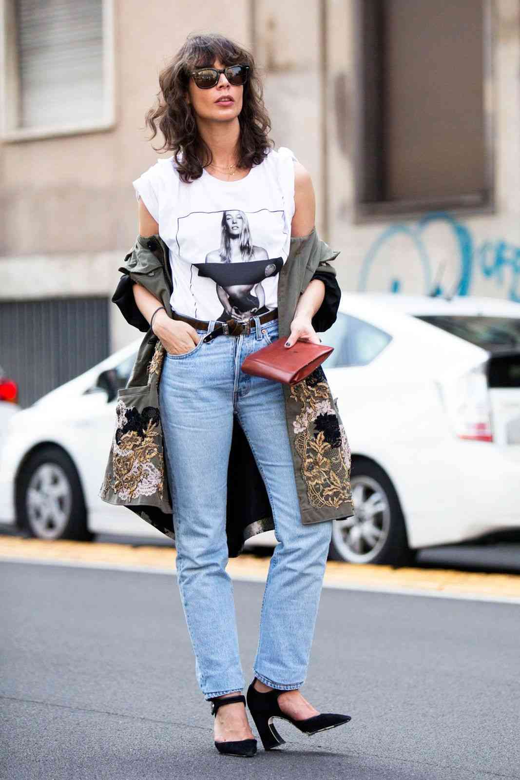 Os jeans da mamãe combinam as tendências da moda 2019 com casaco branco top trench casaco curto