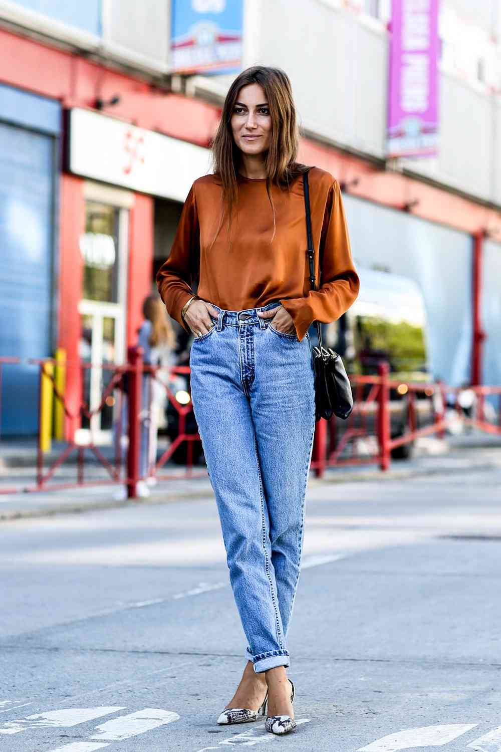 Os jeans da mamãe combinam as tendências da moda com a camisa dos sapatos com estampa de cobra 2019