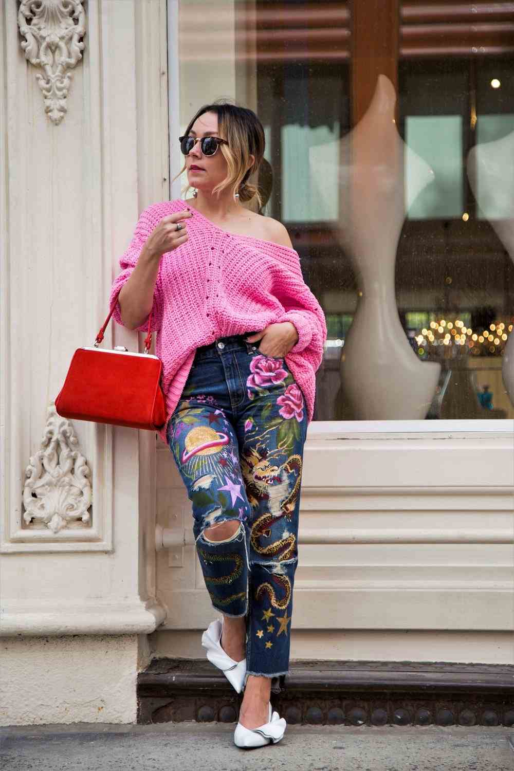 Os jeans da mamãe combinam com o padrão do suéter de malha rosa com cores contrastantes e tendências da moda 2019