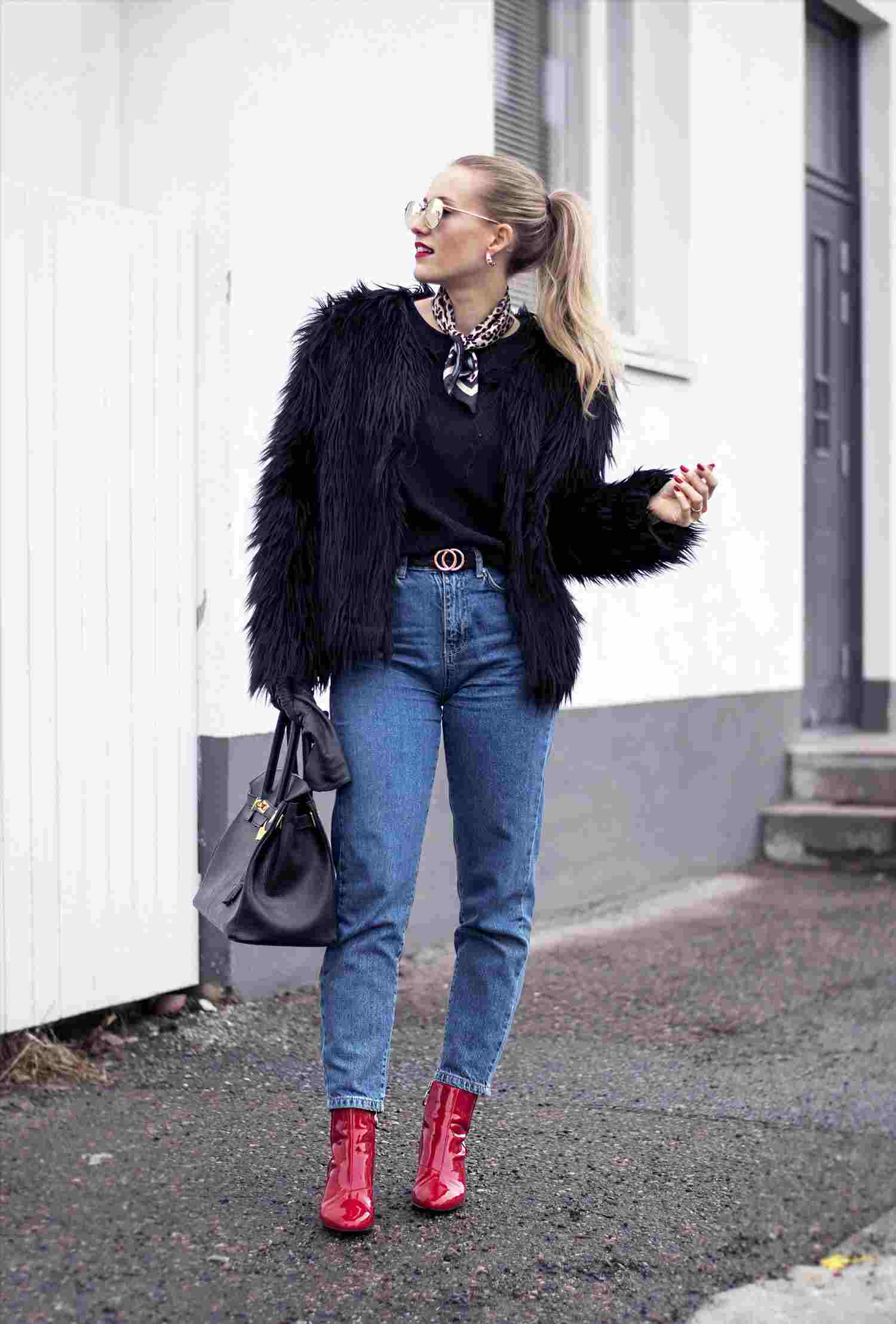 Os jeans da mamãe combinam casaco de pele botins vermelhos, tendências da moda inverno 2019