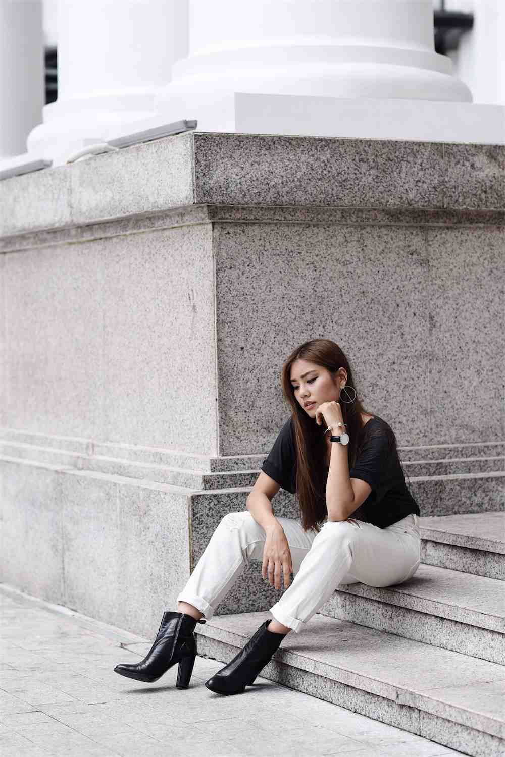 Os jeans da mamãe combinam botins pretos brancos com as tendências da moda feminina 2019