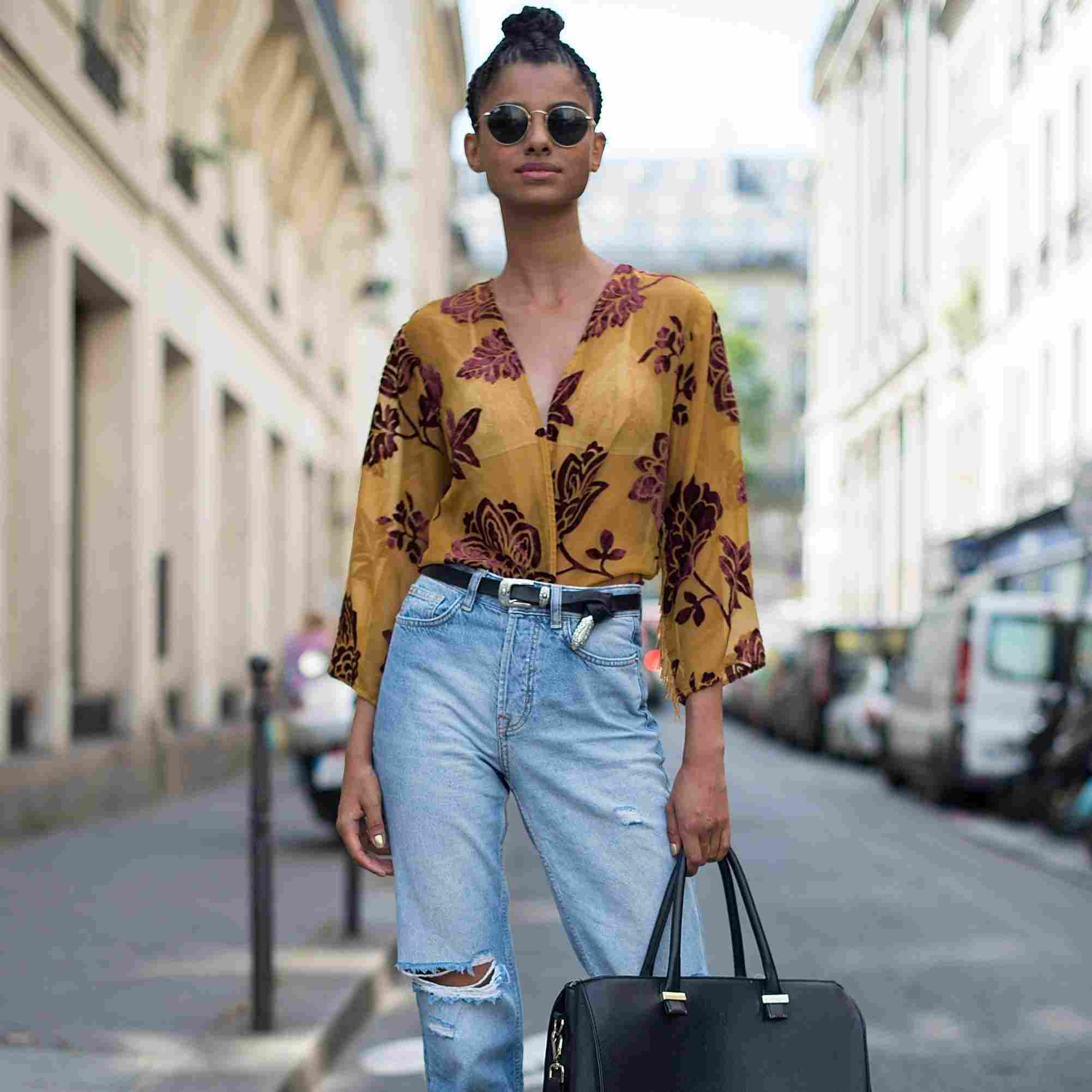 Mom jeans combinam camisa amarela com padrão floral bolsa de couro tendências da moda 2019 mulheres