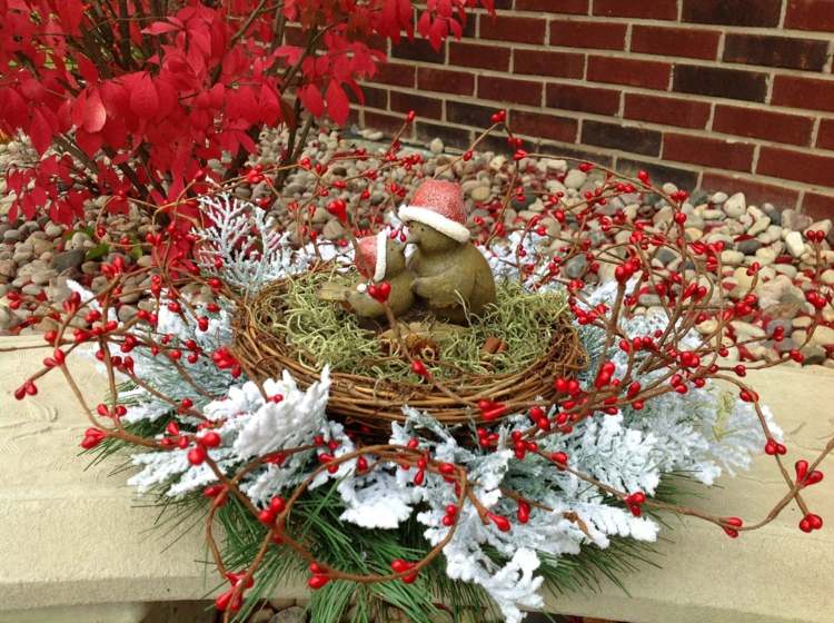 decorando o arranjo da mesa de natal, ramos, bagas, pássaros, erva moída