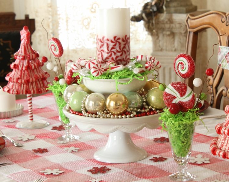 decore a mesa de natal doce ideia bolas de natal vermelho branco verde