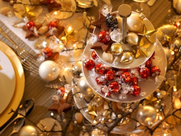 mesa festiva decoração chocolates prato bola dourada