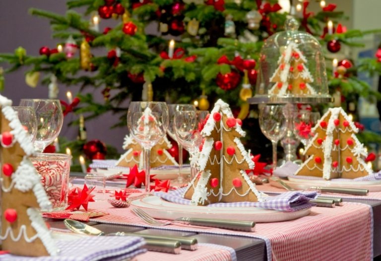 decore a mesa de natal pão de gengibre abeto guardanapos azul xadrez