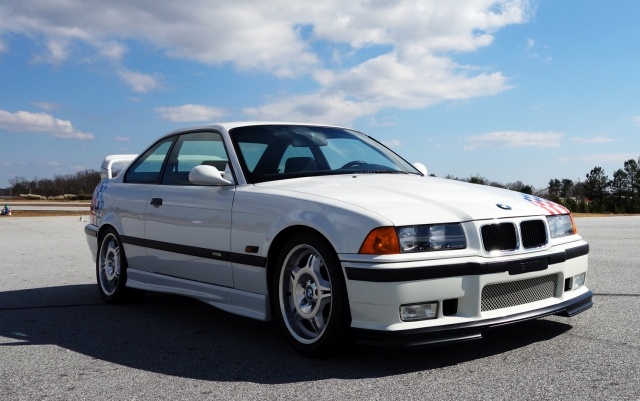 white-bmw-m3-side-front-picture