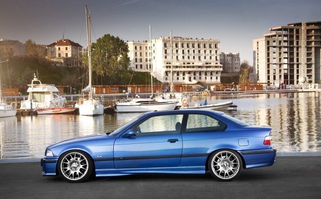 blue-BMW-M3-E36-on-port