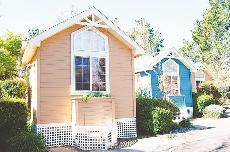 Tendência de downsizing - pequenas-casas-coloridas-fachadas