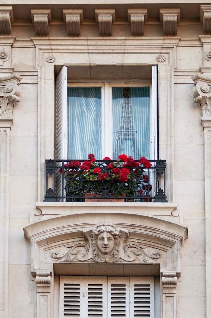 Varanda-corrimão-com-elementos-ornamentados-metal-varanda francesa