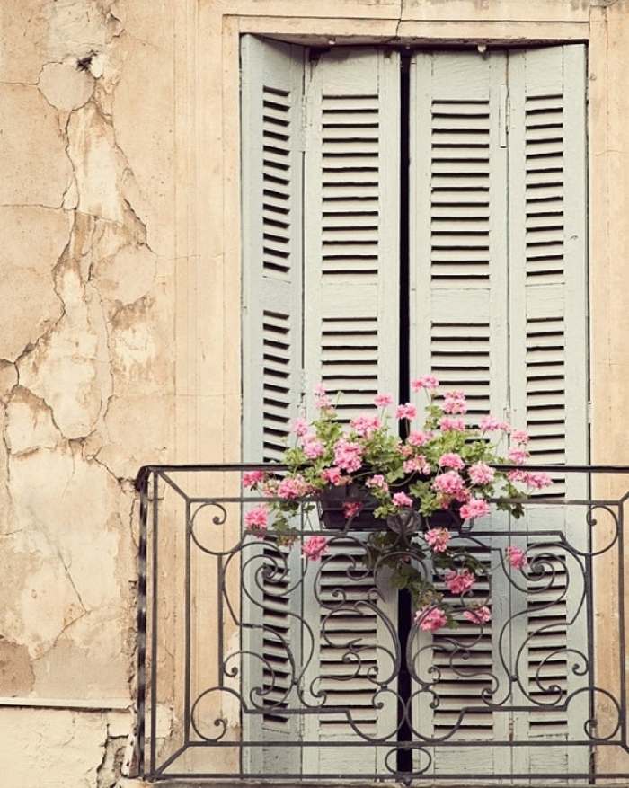 Janelas-flores-chão-ao-teto-porta-dobradiça-porta-romântica-varanda-francesa