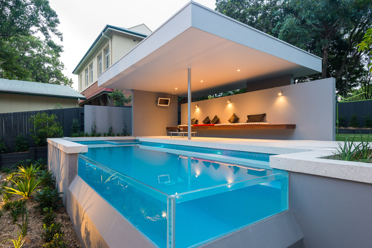 Banco de terraço moderno com paredes de vidro acrílico para piscina