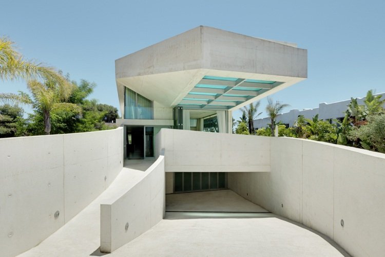 piscina de vidro em casa de arquitetura moderna com telhado