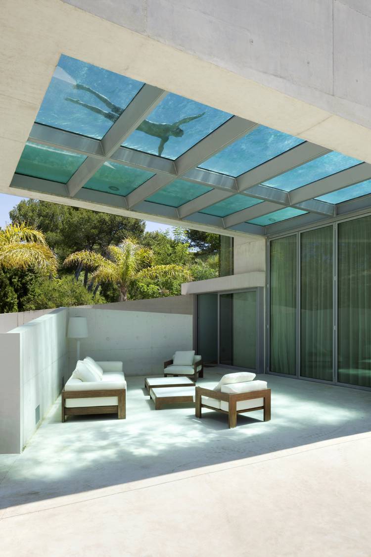 piscina de vidro no terraço da cobertura luz da área de estar