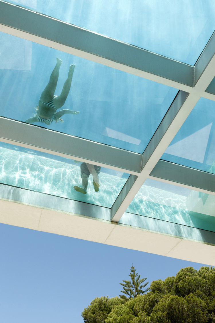 piscina de vidro na função de cobertura do terraço, piso de vidro