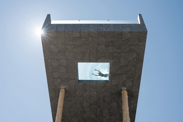 Piscina com fundo de vidro, piscina infinita saliente feita de palafitas de madeira