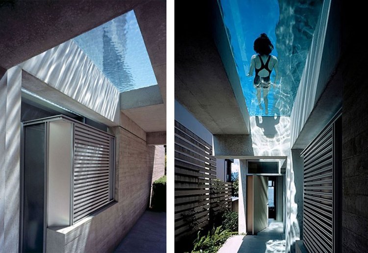 Fundo de vidro da piscina com raios de sol e efeitos da água