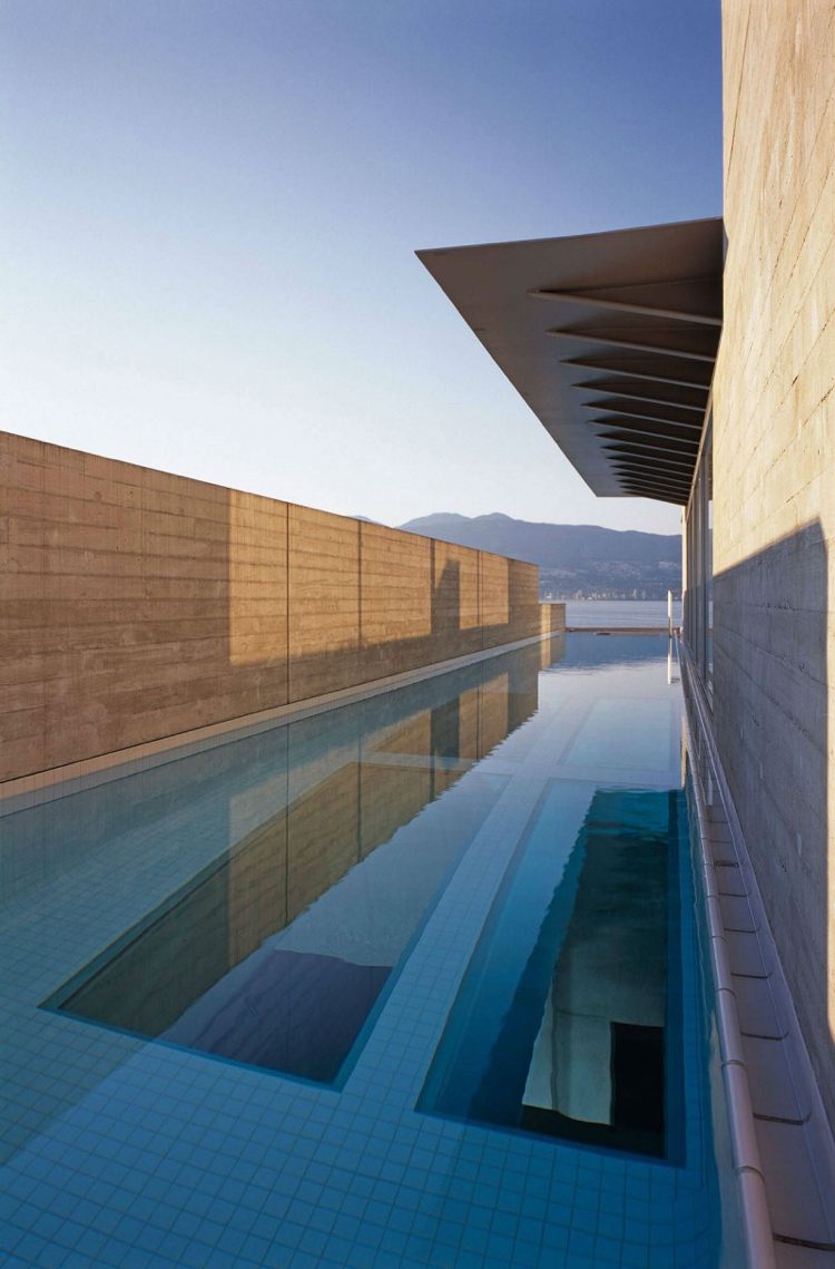 Piscina na varanda recortes no chão de vidro com vista para o mar