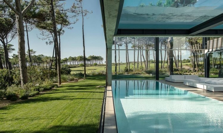 Piscina de vidro sobre telhado de casa moderna Guedes Cruz Arquitetos