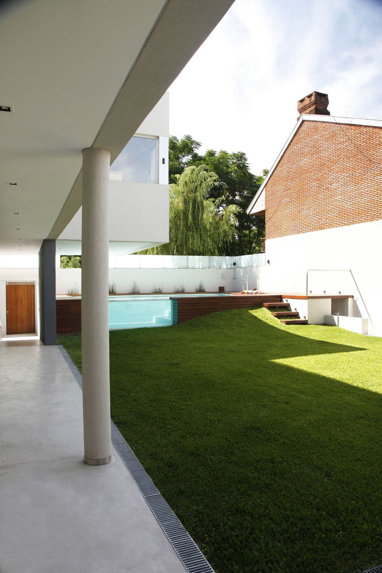 Piscina em janela de vidro relvado no quintal da Devoto House